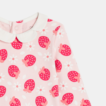 بذلة نوم إنترلوك بطبعة الفراولة وياقة على شكل بتلة، باللون الوردي للفتيات الصغيرات